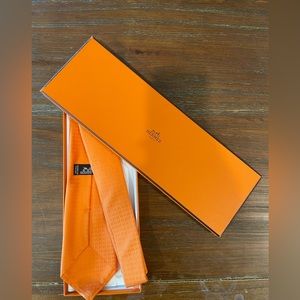 Orange Hermes Tie 2.75" wide and 58" long

Excellent condition
